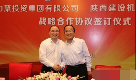 近日，陜建機械與安徽力聚簽訂戰(zhàn)略合作協(xié)議，陜建機械董事長楊宏軍，副總經(jīng)理、營銷總監(jiān)賀衛(wèi)東，安徽力聚投資集團董事長宋執(zhí)壽，黨支部書記陳邦勤以及安徽潤路公司總經(jīng)理杜永龍等單位領(lǐng)導出席了會議